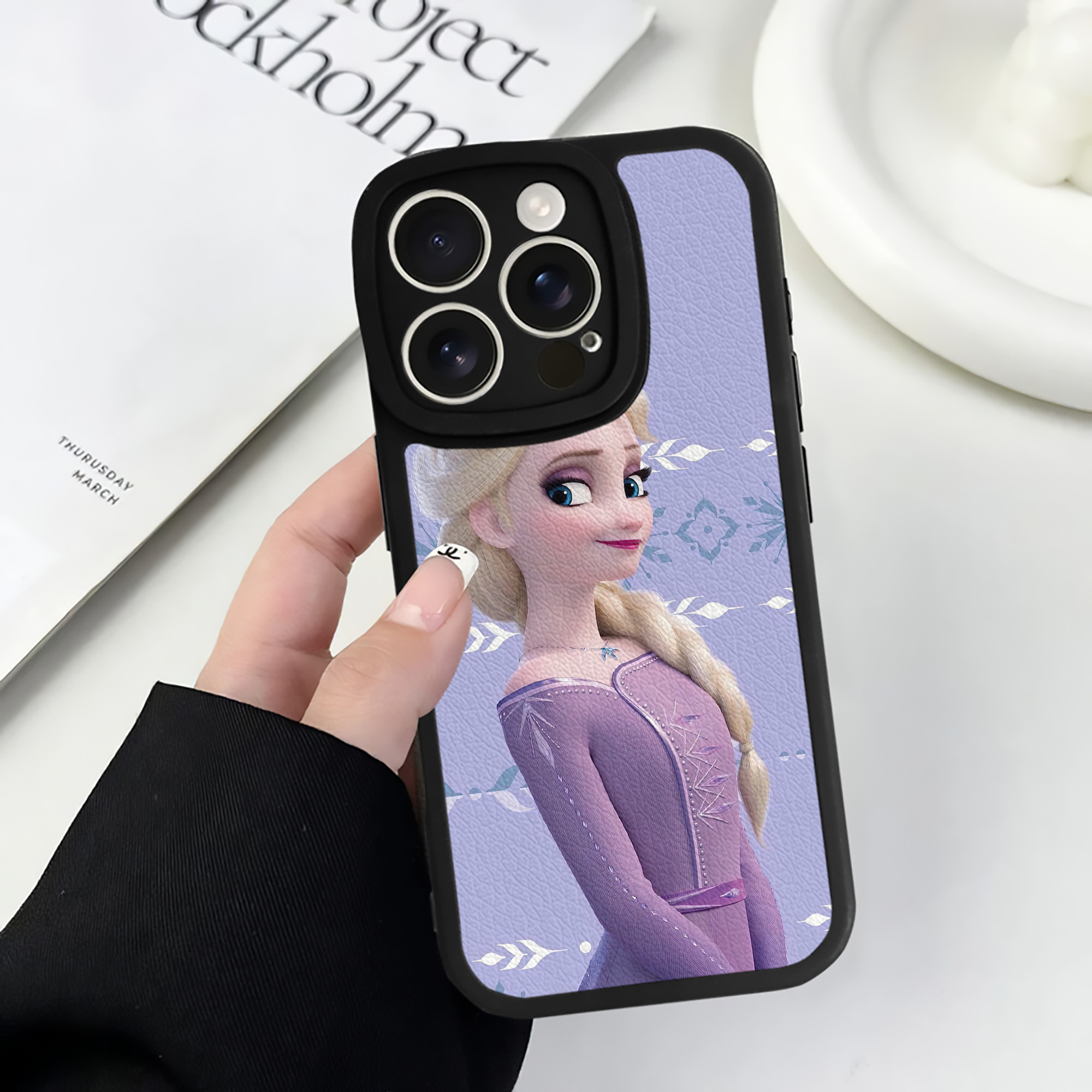 （画像用） アナと雪の女王 アンナ エルサ Frozen Anna Elsa 【iPhone 16シリーズ対応】シリコンスマホケース（レザー調） 材質：シリコン